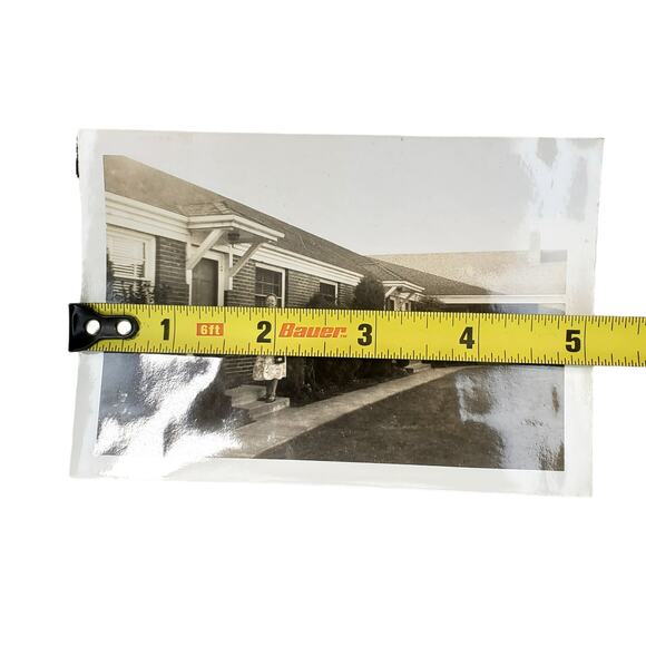 Vtg Grandmother Posing in Front of Home Original Monochrome Photography Found - Picture 4 of 4